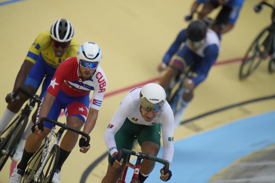 Los hombres disputan la prueba del madison en el ciclismo de los Juegos Centroamericanos y del Caribe en San Salvador, el domingo 2 de julio de 2023 (AP Foto/Arnulfo Franco)