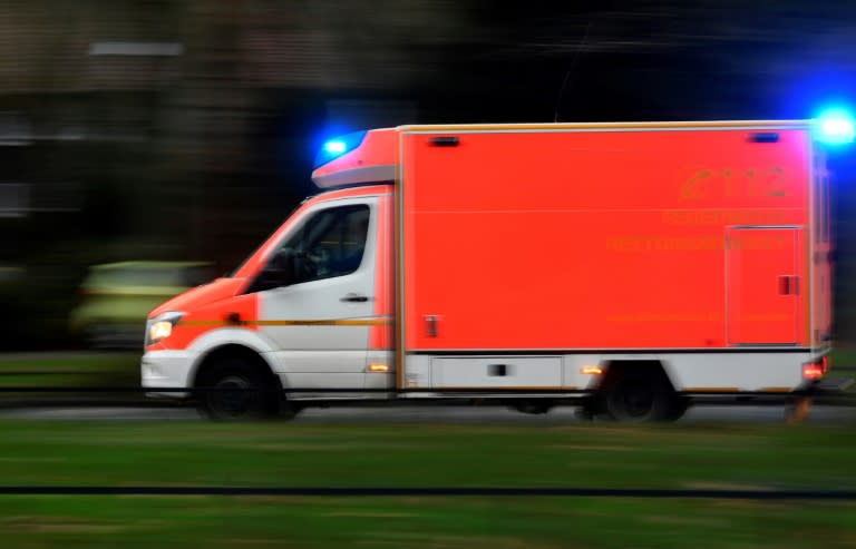 Nach dem Unfall mit dem Anhänger eines Maiwagens in Baden-Württemberg hat die Polizei Einzelheiten veröffentlicht. Demnach fuhr das Gespann in eine Straße ein. Wegen des Quergefälles und der Beladung des Anhängers sei dieser umgekippt. (INA FASSBENDER)