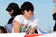 Kathryn Bernardo and Daniel Padilla are seen together at the float of the MMFF 2012 entry, "Sisterekas" during the 2012 Metro Manila Film Festival Parade of Stars on 23 December 2012. (Angela Galia/NPPA Images)