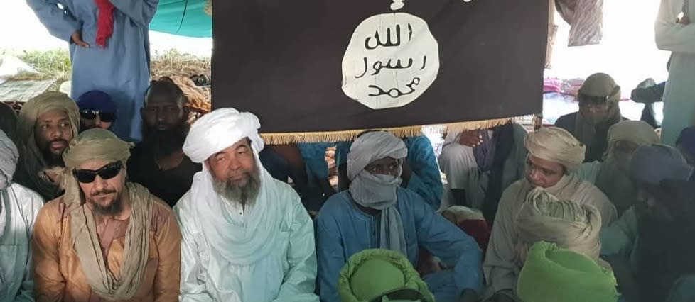 En même temps que les autorités maliennes qui ont réussi à faire recouvrer la liberté à 4 otages, assis ici (en blanc) parmi des membres de son organisation, le GSIM, Iyad Ag Ghali est l'autre gagnant de la séquence inédite qui vient de se dérouler au Mali en obtenant la libération de 200 djihadistes ou supposés tels.  
