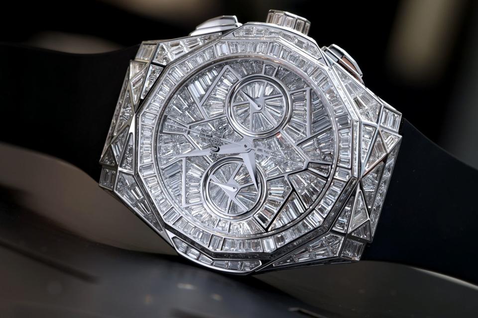 HUBLOT Classic Fusion Chronograph Orlinski High Jewellery 此錶原型是與著名雕型藝術家Orlinski跨界合作的計時碼錶，特色在於以大量的三角形與多邊形，構築成錶款的立體外型。如今要以方形或梯形切割鑽石填滿這些空間，每一顆鑽石的尺寸都必須縝密計算，同時其成色與淨度也都要精心挑選，才成鋪成一整片完美的鑽石火光。45mm白金錶殼，共鑲嵌485顆鑽石，總重35.22克拉。NTD 18,966,000。（攝影：李宇勝）