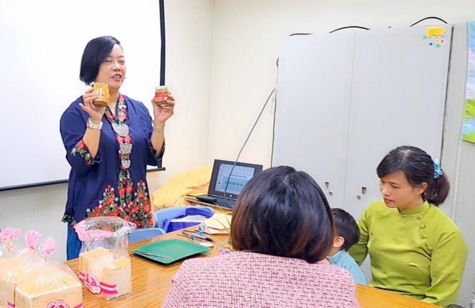 《圖說》馬來西亞多元文化講師陳鑀枚向參與活動的新住民介紹新馬咖椰吐司製作方式。（圖／移民署竹縣服務站提供）