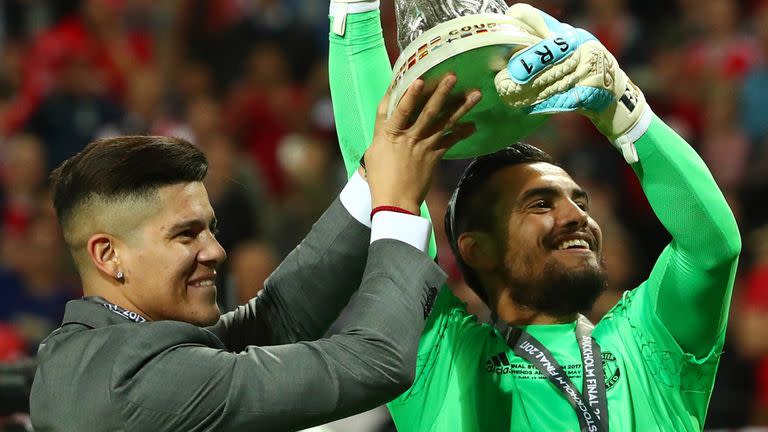 Sergio Romero y Marcos Rojo celebran un título con Manchester United