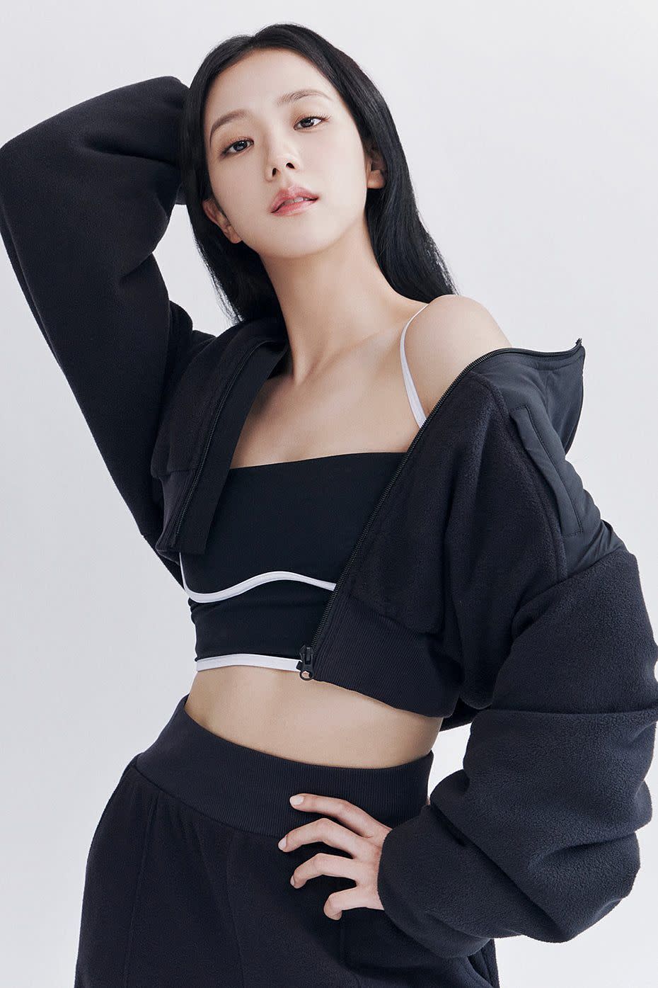 AIRBRUSH STREAMLINED BRA TANK NT$‌2,550＼POLAR FLEECE HIGH-WAIST SNOWDRIFT WIDE LEG PANT NT$‌5,900＼Polar Fleece Cropped Wintry Mix Jacket NT$‌7,000  圖片來源：Alo Yoga