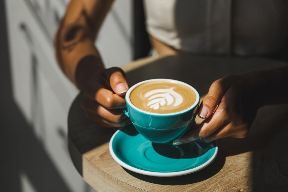 La cantidad máxima de cafeína recomendada es de hasta 400 miligramos y eso equivale, aproximadamente, a cuatro tazas de café. (Getty Creative)