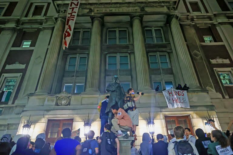 Un grupo de estudiantes de la Universidad de Columbia, que abogan por los palestinos, acceden al icónico edificio Hamilton Hall mientras se reúnen para organizar una manifestación en el campus de Nueva York, el 30 de abril de 2024