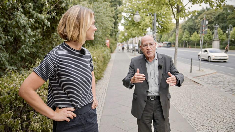 Linken-Politiker Gregor Gysi hadert im Gespräch mit Jessy Wellmer mit dem positiven Russland-Bild, das er und seine Partei lange vertraten.  (Bild: NDR / Thomas Henkel)