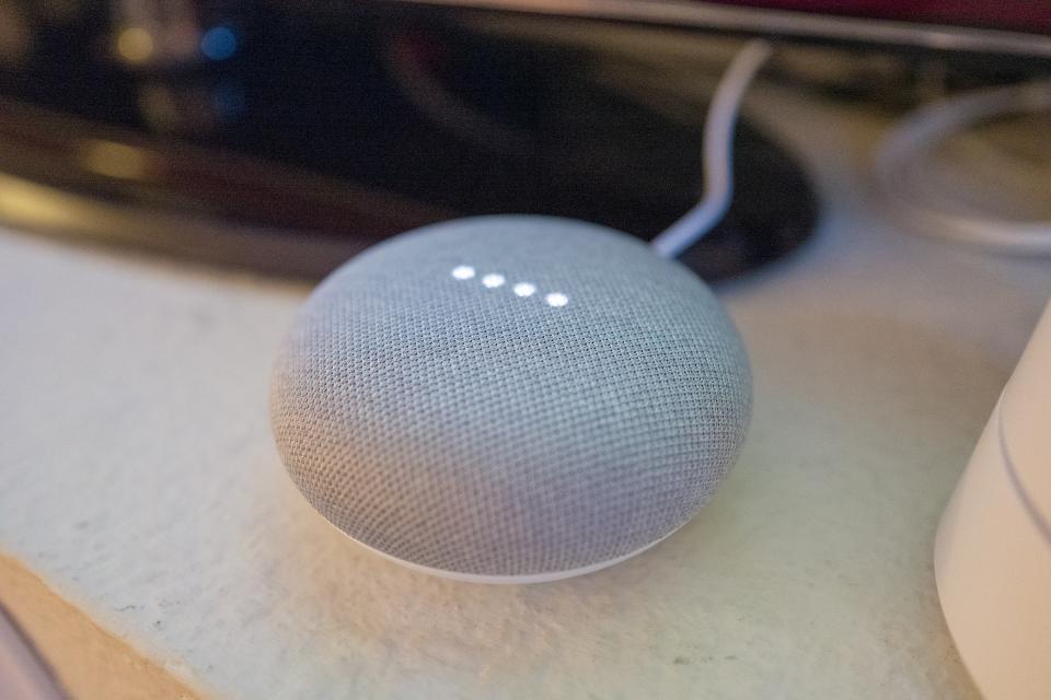 Primer plano del altavoz inteligente Google Home Mini con luces iluminadas en una casa inteligente en San Ramón, California, 26 de marzo de 2019. (Foto de Smith Collection/Gado/Getty Images)