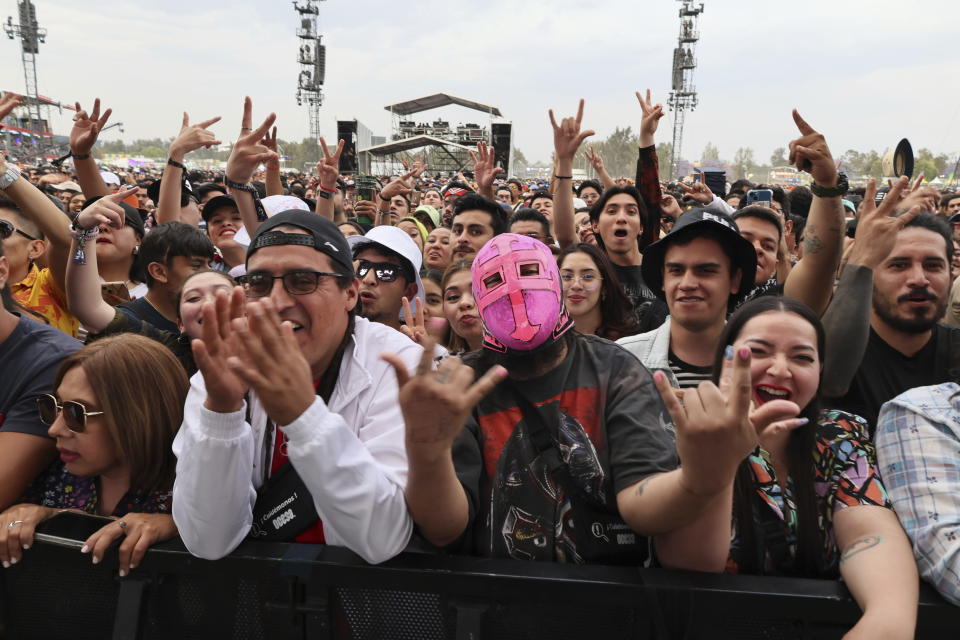 El público en el concierto de Hombres G en el Festival Vive Latino en la Ciudad de México el domingo 17 de marzo de 2024. (Foto AP/Ginnette Riquelme)