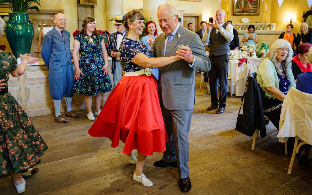 Prinz Charles (Mitte) tanzte zu Beginn der Jubiläumsfeierlichkeiten einen Tango mit der Hobbytänzerin Bridget Tibbs. (Bild: Ben Birchall - WPA Pool / Getty Images)