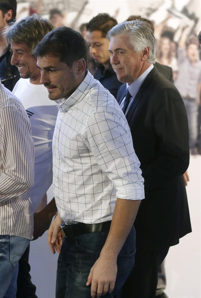 El entrenador del Real Madrid, el italiano Carlo Ancelotti junto al portero Iker Casillas. EFE/Juan Carlos Hidalgo