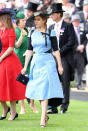 <p>Prinzessin Beatrice sah am dritten Tag von Ascot 2017 in einem himmelblauen Kleid und mit einer Chanel-Handtasche unter dem Arm sehr schick aus.<em> [Bild: Getty]</em> </p>