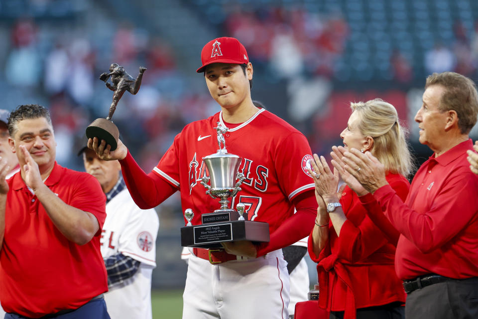 Los Angeles Angels' Shohei Ohtani, center, receives the Nick Adenhart Pitcher of the Year and Angels team MVP awards prior to the team's baseball game against the Texas Rangers in Anaheim, Calif., Saturday, Oct. 1, 2022. (AP Photo/Ringo H.W. Chiu)