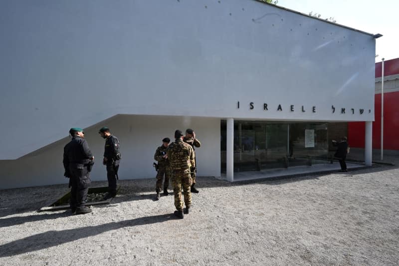 Italian soldiers stand in front of the Israeli pavilion at the Venice Art Biennale. The Biennale will be opened on 20 April 2024 and runs until 24 November 2024. Felix Hörhager/dpa