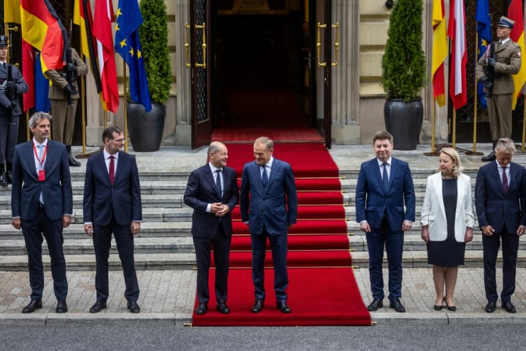 Anlässlich der deutsch-polnischen Regierungskonsultationen in Warschau ist Bundeskanzler Scholz von Polens Regierungschef Tusk mit militärischen Ehren empfangen worden. Anschließend führten Scholz und Tusk ein Vier-Augen-Gespräch. (Wojtek Radwanski)