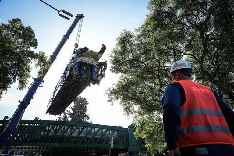 Las tareas de remoción de las formaciones días después del choque