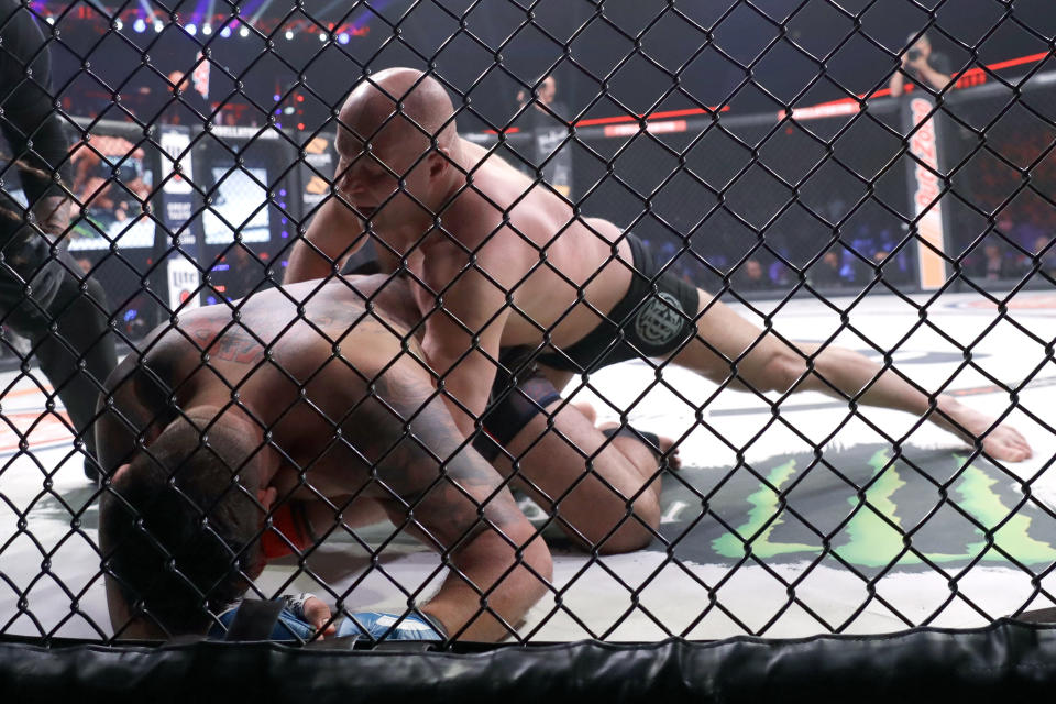 Fedor Emelianenko (R) fights Frank Mir in a heavyweight mixed martial arts bout at Bellator 198, Saturday, April 28, 2018, in Rosemont, Illinois. (AP Photo/Nam Y. Huh)