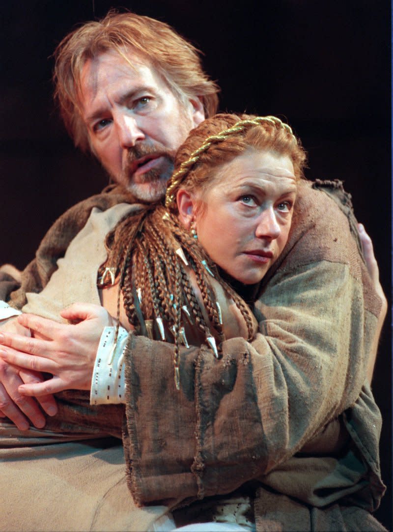 英國偉大演員艾倫瑞克曼（Alan Rickman）1998年與海倫米蘭（Helen Mirren）演出莎士比亞的《安東尼與克麗奧佩托拉》（美聯社）