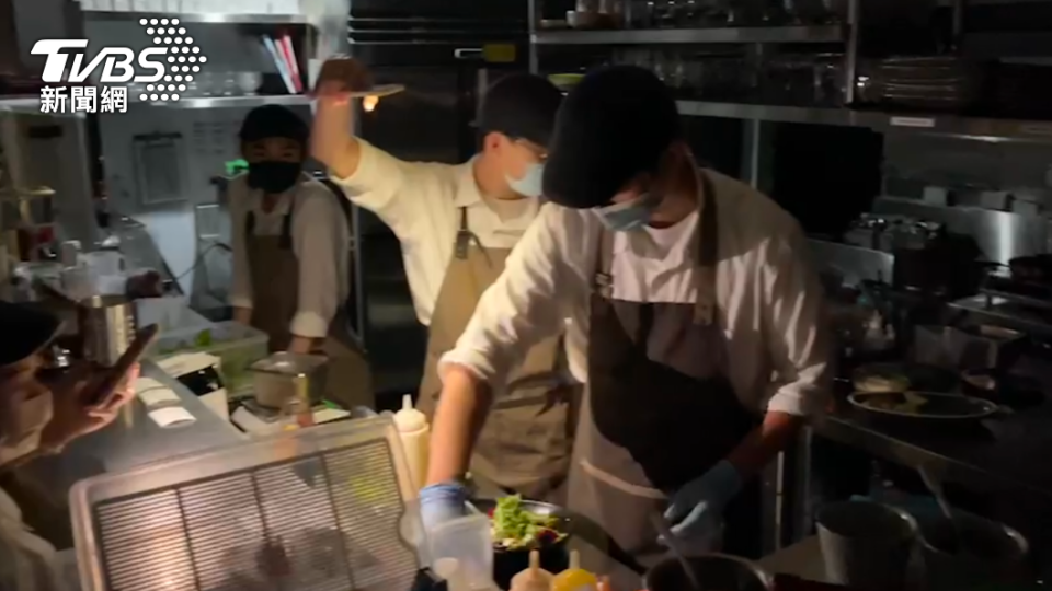 工作人員以手機光源照明，持續料理。（圖／TVBS）