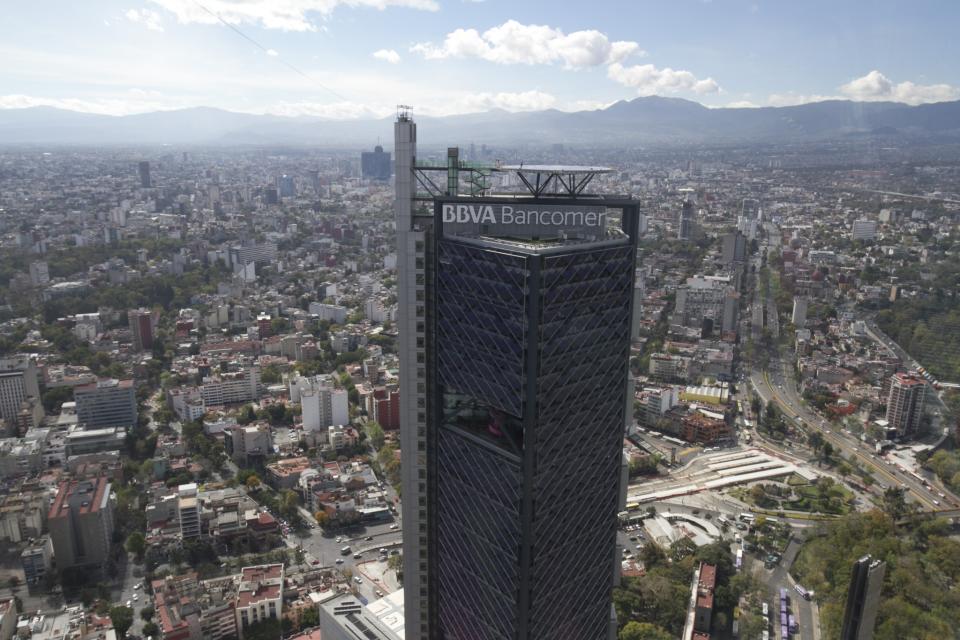 FOTOS: Alemán camina sobre cinta entre dos torres de Ciudad de México y rompe marcas