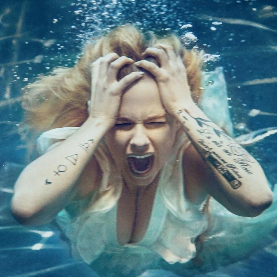 Photo: Instagram/Avril Lavigne underwater. 