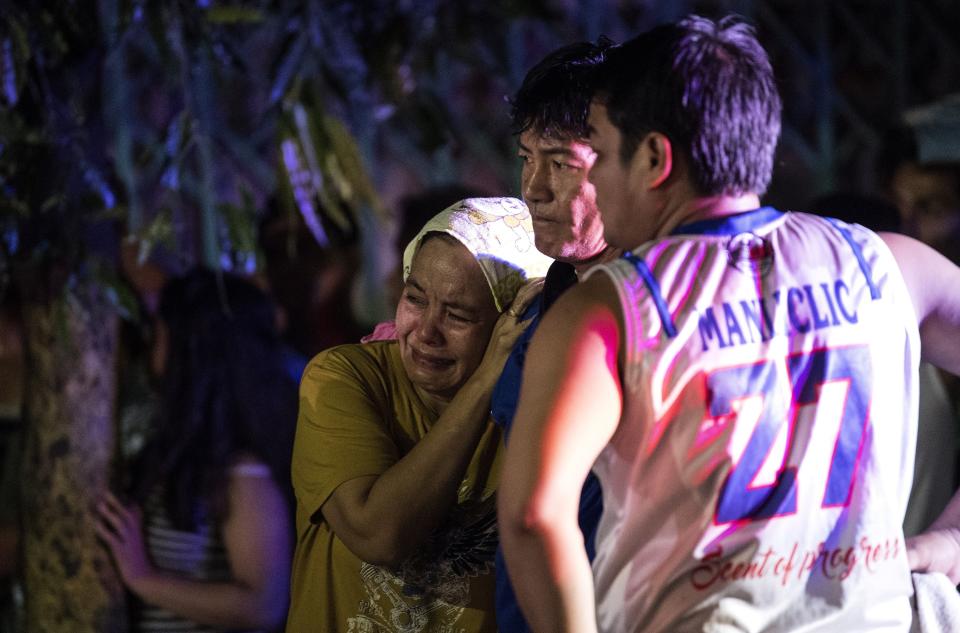 Relatives of Aldrin Castillo, an alleged drug user killed by unidentified assailants, grieve as they arrive at the crime scene in Manila on Oct. 3, 2017. (Photo: Noel Celis/AFP/Getty Images)