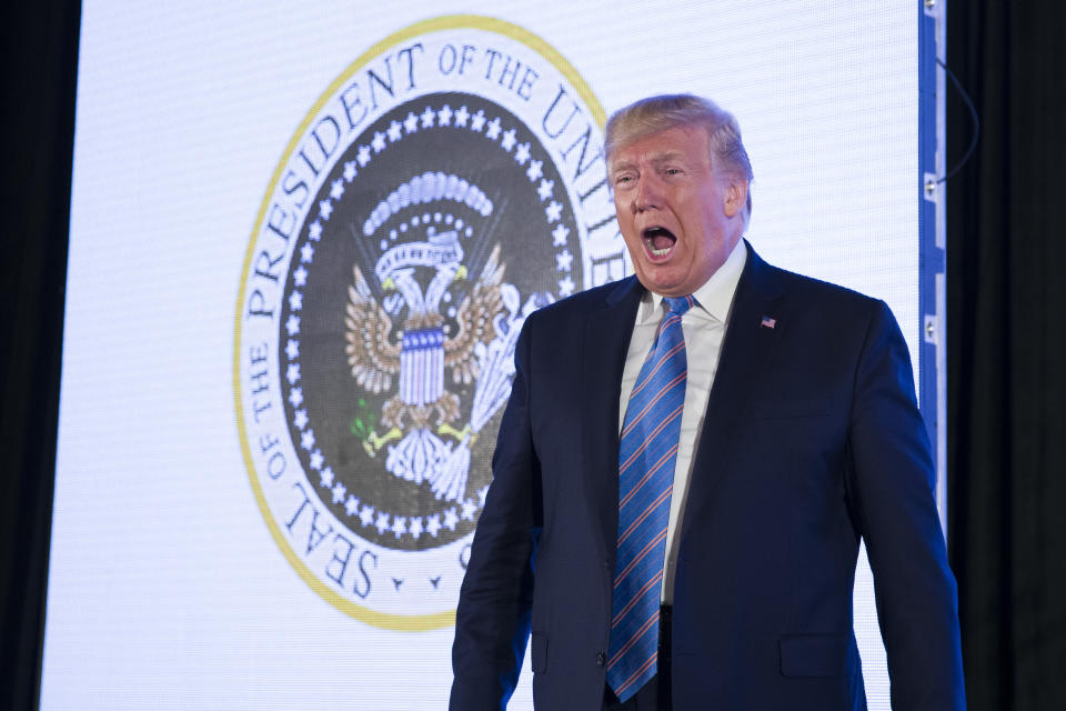 El presidente Donald Trump reacciona ante la audiencia durante un encuentro de la organización de jóvenes consrvadores Turning Point USA. (AP Photo/Alex Brandon)