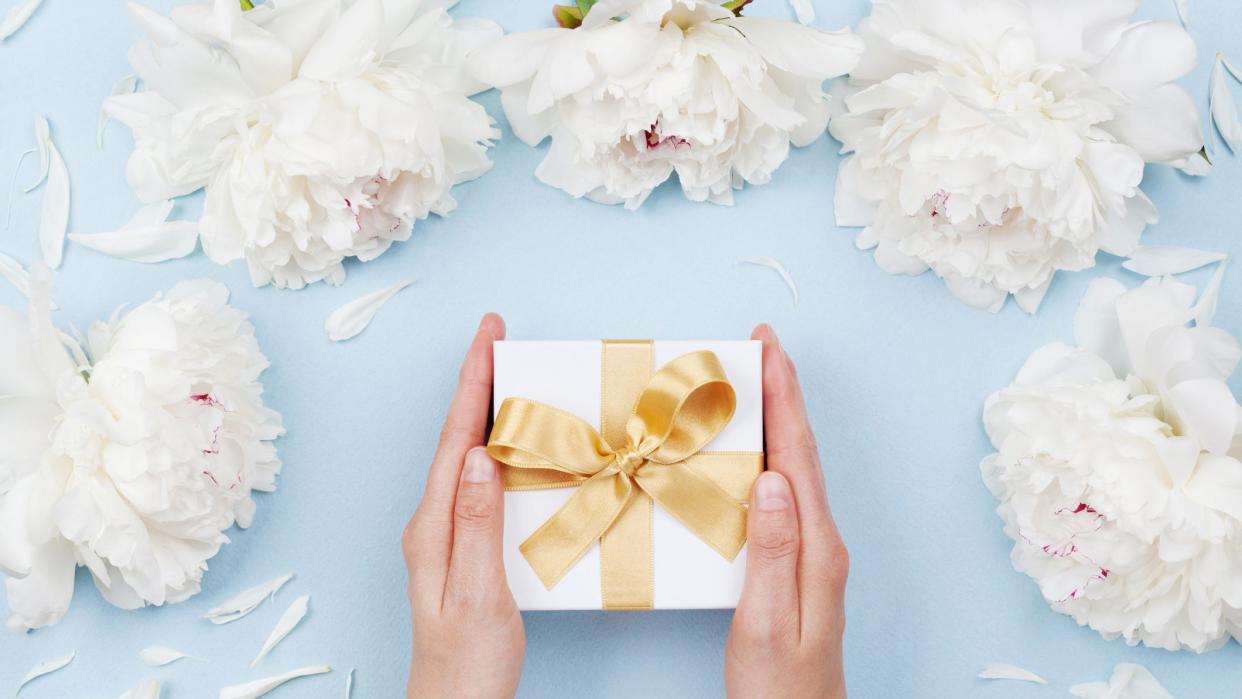 How much money should you spend on a wedding gift?