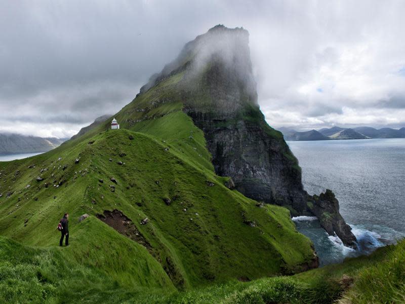 Wanderer und Naturliebhaber kommen auf den spärlich besiedelten Färöer Inseln auf ihre Kosten. Foto: Visit Faroe Islands/Per Morten Abrahamsen