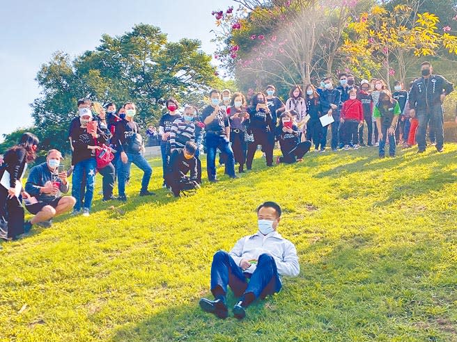 嘉義縣長翁章梁在溪東公園內，體驗社規師利用原有地形規畫的滑草坡。（張亦惠攝）