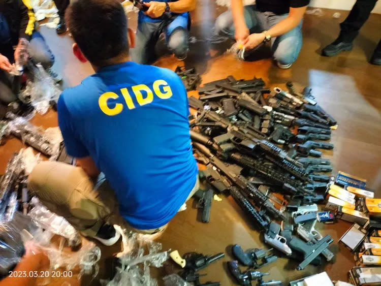 菲國警方在陳建寧住處查獲大批槍械。翻攝畫面