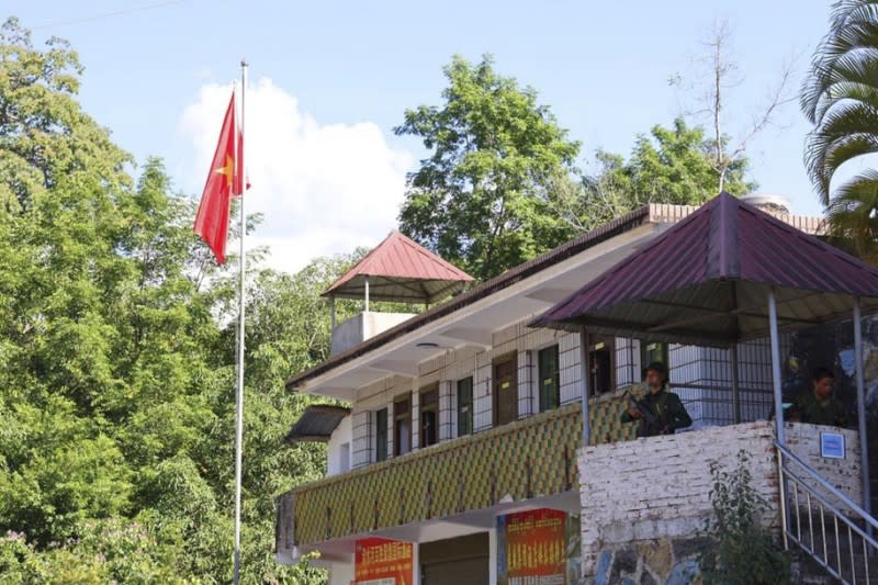 <cite>2023年10月29日，緬甸民族民主同盟的旗幟在實皆（Sagaing）省的高林鎮升起。（美聯社）</cite>
