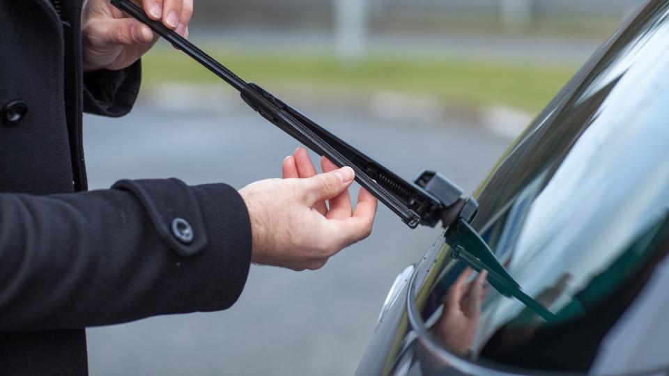 Das Scheibenwischerwasser sollten Autofahrer im Sommer austauschen, da es sonst für einen schmierigen Film auf der Frontscheibe sorgt. Foto: Christin Klose