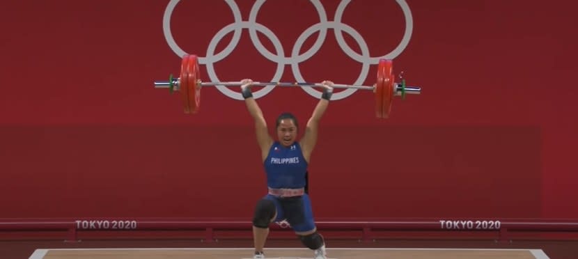 Hidilyn Diaz lifts weights above her head