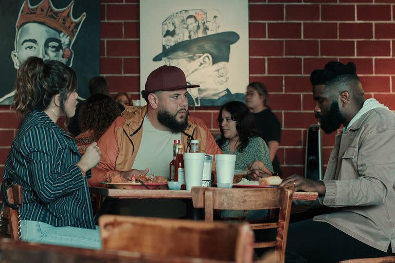 Maria (Teresa Ruiz), Mo (Mo Amer) y Nick (Tobe Nwigwe), en una escena de Mo