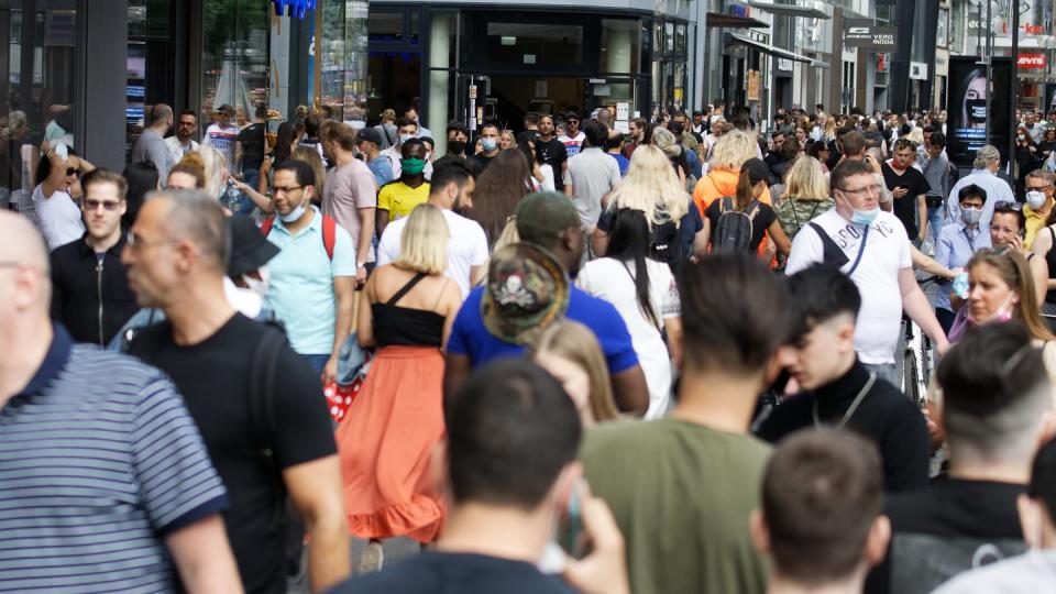 Bei gutem Wetter zum Pfingstwochenende ist die Einkaufsmeile in der Hohen Straße in der Kölner Innenstadt gut besucht.