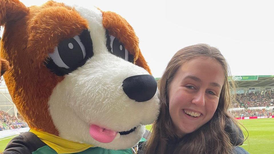 The Saints' mascot Bernie, hugging Abi Grisewood at a Saints game