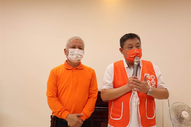 竹北市長何淦銘（左）2日中午宣布退選新竹縣長。（邱立雅攝）