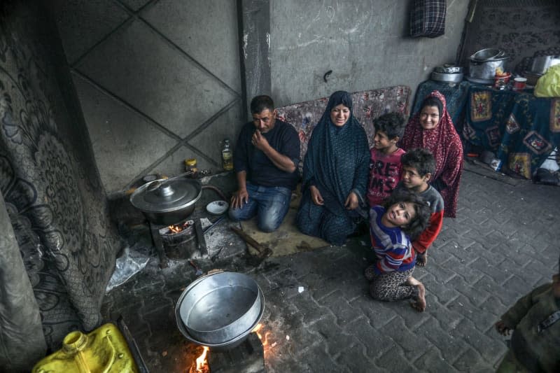 A Palestinian family can be seen at makeshift tent in Rafah, amid the battles between Israel and Hamas. Abed Rahim Khatib/dpa