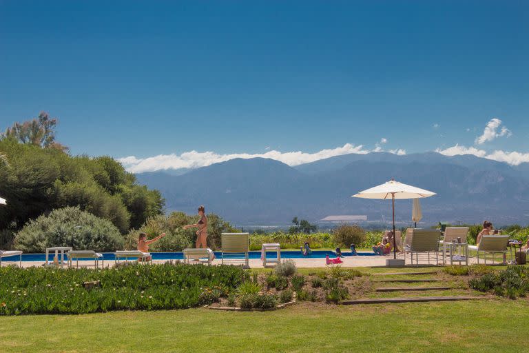 Entre viñedos y al pie del imponente Cerro San Isidro, así es la experiencia en Viñas de Cafayate Wine Resort.