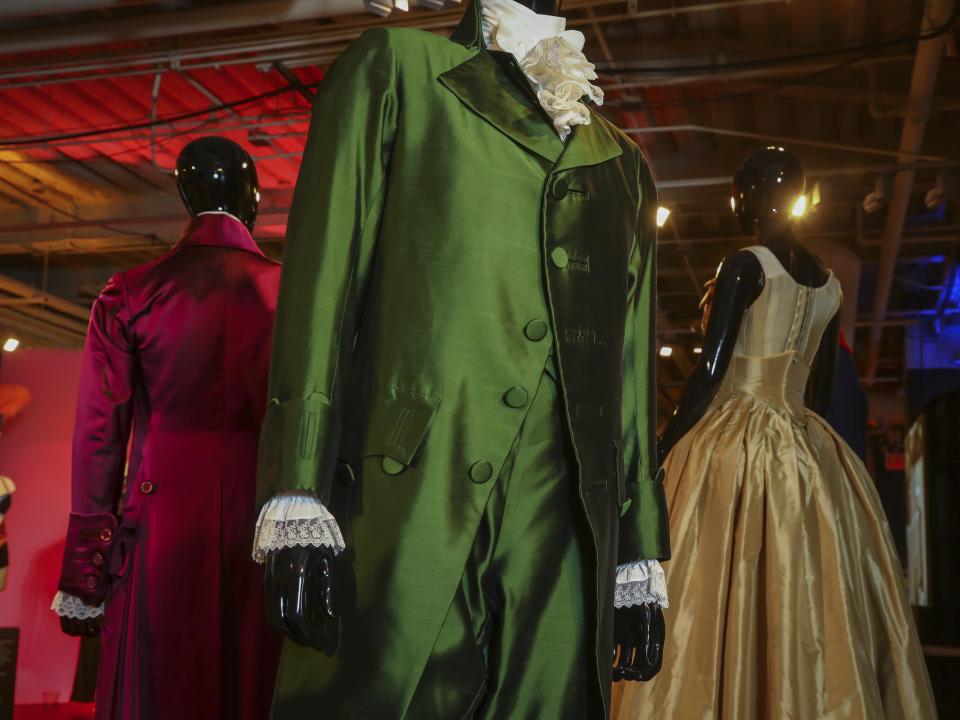 Prendas de vestuario del musical de Broadway "Hamilton" se exponen como parte de "Showstoppers! Spectacular Costumes from Stage & Screen", una muestra a befenicio del fondo de recuperación de la Coalición del Instituto del Vestuario, el lunes 2 de agosto de 2021 en Times Square, en Nueva York. (Foto por Andy Kropa/Invision/AP)