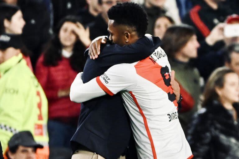 El abrazo de Borja a Demichelis después de anotar su primer gol