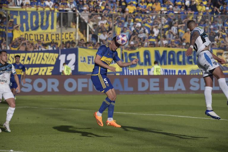 Bullaude cruza el cabezazo para el primer gol de Boca