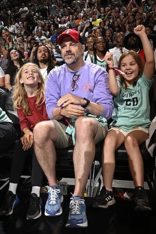 <p>David Dow/NBAE via Getty</p> Jason Sudeikis with son Otis and daughter Daisy