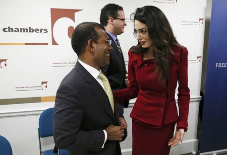 Lawyer Amal Clooney (R) speaks with Mohamed Nasheed following a news conference in central London, Britain January 25, 2016. REUTERS/Stefan Wermuth