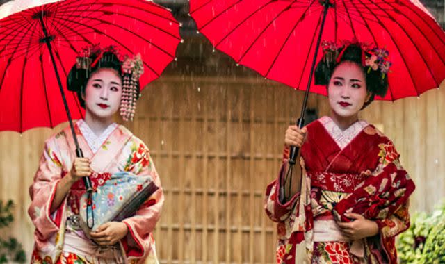 Kyoto seeks to guard geishas from tourist 'paparazzi