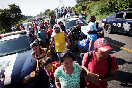 Inmigrantes de centroamerica caminan por la autopista cerca de la frontera con Guatemala, mientras continúan su viaje intentando llegar a Estados Unidos, en Tapachula, México, 21 de octubre del 2018. REUTERS/Ueslei Marcelino