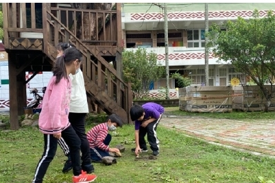 學生實地搭建「三石灶」