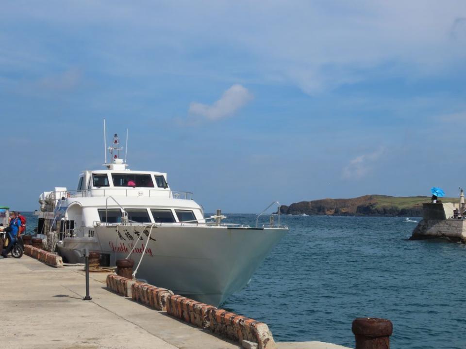 從將軍漁港到澎湖南方四島的藍色公路，搭乘「雙吉福氣號」高速客輪，單程只要一小時十分鐘就抵達，十分便利。