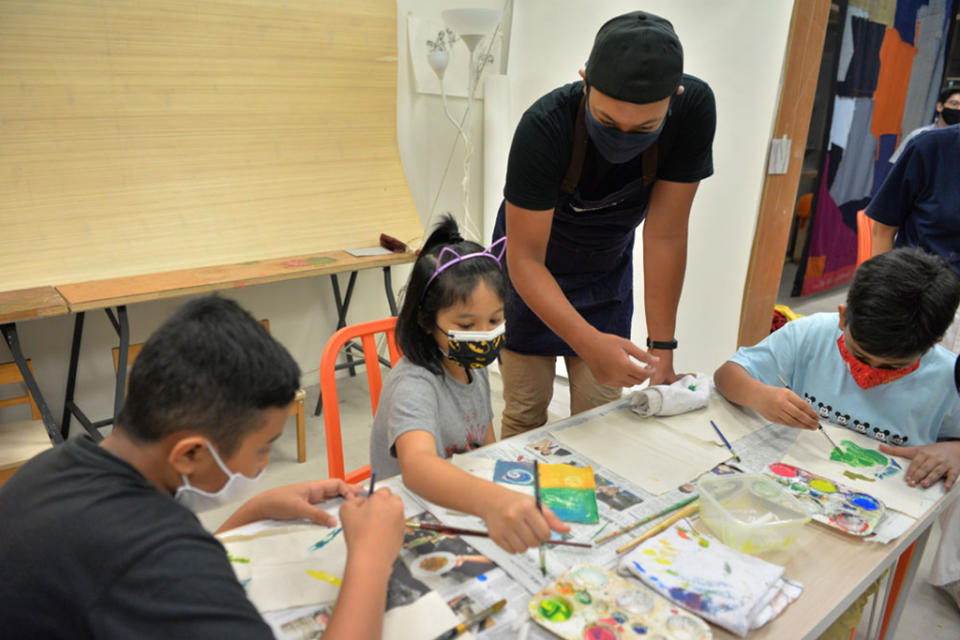 在新加坡課輔慈青的陪伴下，孩子靜下心來學習繪畫，同時培養專注力。